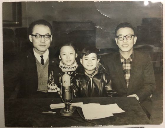 송승환(오른쪽 3번째)은 1965년 KBS 라디오 드라마 '은방울과 차돌이'에서 '차돌이'로 데뷔했다. 당시 나이는 8살이었다. 사진 PMC프러덕션