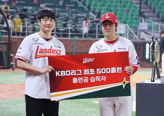 500홈런 공 습득한 팬과 기념 촬영하는 최정      (인천=연합뉴스) 임순석 기자 = SSG 최정이 13일 인천 SSG랜더스필드에서 열린 프로야구 2025 신한 SOL 뱅크 KBO리그 NC 다이노스와 SSG 랜더스의 경기 종료 후 500홈런 홈런공을 습득한 관중과 기념 촬영을 하고 있다. 2025.5.13   soonseok02@yna.co.kr (끝)  〈저작권자(c) 연합뉴스, 무단 전재-재배포, AI 학습 및 활용 금지〉