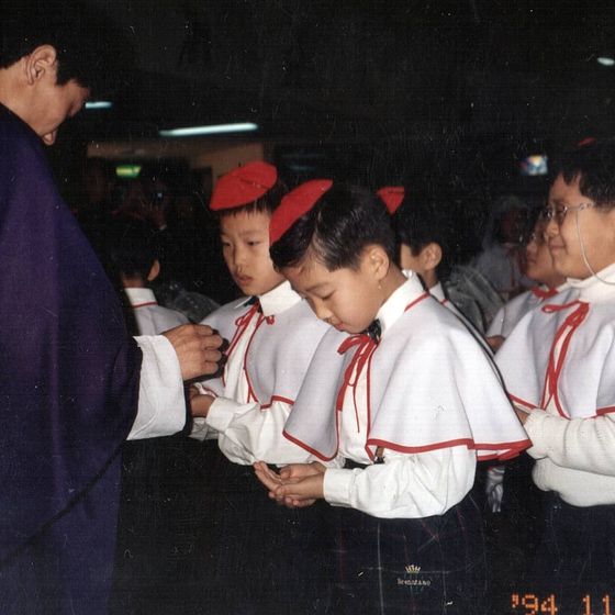 1994년 상계동성당에서. 이 후보는 세례명이 안드레아인 천주교 신자다. 고개를 숙이고 있는 어린이가 이 후보. 페이스북 캡쳐