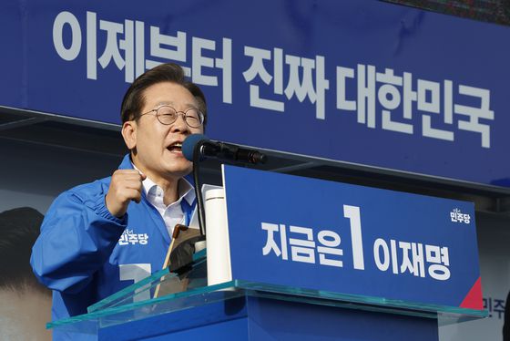 개혁신당 이준석 대선 후보가 14일 부산 자갈치시장을 방문해 상인들과 인사를 나누고 있다. 연합뉴스