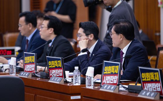 천대엽 법원행정처장이 14일 서울 여의도 국회에서 열린 법제사법위원회 전체회의에서 의원 질의에 답하고 있다. 연합뉴스