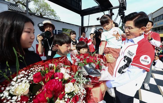 이재명 더불어민주당 대통령 후보가 14일 오후 경남 통영시 강구안 문화마당을 찾아 지지를 호소하고 있다. 뉴스1