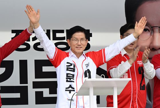 지난 2월 김정은 북한 국무위원장이 김일성정치대학을 방문한 모습. 노동신문=뉴스1