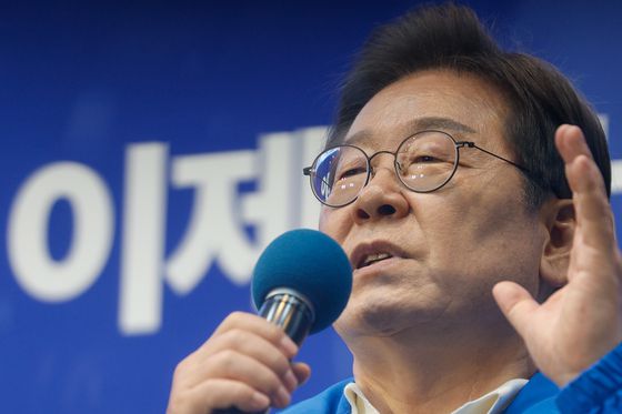 14일 국회에서 열린 법원조직법·공직선거법·헌법재판소 등을 심사하는 법제사법위원회 전체회의에서 더불어민주당 소속 정청래 위원장이 대법관들의 불출석 사유서를 보여주고 있다. 연합뉴스