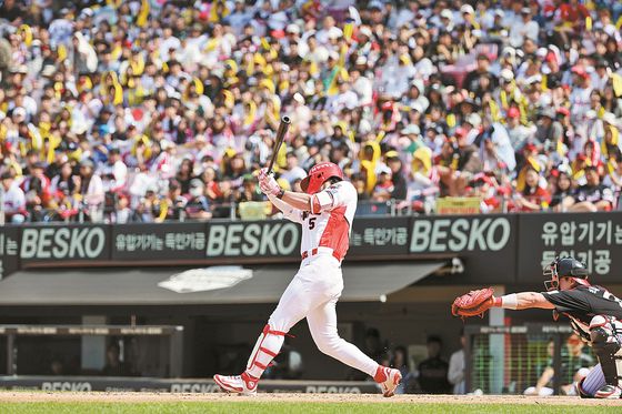 오는 18일 광주기아챔피언스필드에서 열리는 KIA 타이거즈 홈경기에서는 ‘ 5·18 응원단’이 처음으로 운영된다. 지난달 27일 광주기아챔피언스필드에서 KIA 김도영이 LG 트윈스와의 경기에서 타격을 하고 있다. 연합뉴스