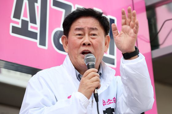 제22대 국회의원선거 경북 경산시에 출마한 최경환 무소속 후보가 지난해 3월 29일 경산시 하양읍 오일장을 맞아 하양꿈바우시장 앞 선거유세에서 연설하고 있다. 뉴스1