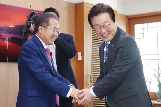 2023년 5월 10일 당시 이재명 더불어민주당 대표(오른쪽)가 대구시청 산격청사를 찾아 접견실에서 홍준표 대구시장과 인사 나누고 있다. 뉴스1