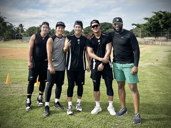 지난 비시즌 도미니카공화국에서 함께 운동하며 추억을 쌓은 KT 안현민과 강민성, 오윤석, 배정대, 멜 로하스 주니어(왼쪽부터). 도미니카공화국이 고향인 로하스의 초대로 미니 캠프가 차려졌다. 사진 멜 로하스 주니어