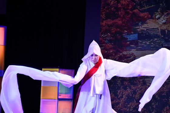 14일 일본 오사카·간사이 엑스포의 페스티벌 스테이션에서 국가유산청 국가유산진흥원이 주최한 ‘코리아 온 스테이지-예인’ 공연을 펼친 승무 채상묵 보유자. 사진 국가유산청