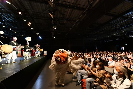 14일 일본 오사카·간사이 엑스포의 페스티벌 스테이션에서 국가유산청 국가유산진흥원이 주최한 ‘코리아 온 스테이지-예인’ 공연이 진행되고 있다. 사진 국가유산청