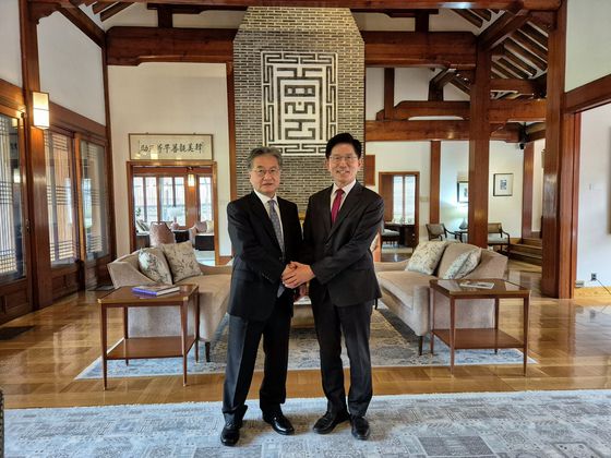 김문수 국민의힘 대통령후보(오른쪽)와 조셉 윤 주미대사대리가 15일 주한미국대사관저에서 오찬 겸 회담을 위해 만나 기념촬영을 하고 있다. 뉴스1