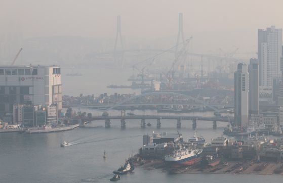 지난 1월 부산 서구 부산항 전망대에서 바라본 부산 북항 일대. 연합뉴스