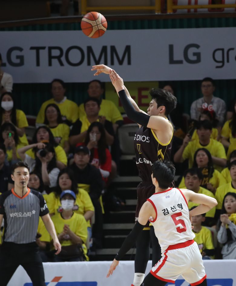 프로농구 LG 유기상이 3점슛을 터트리고 있다. [뉴스1]