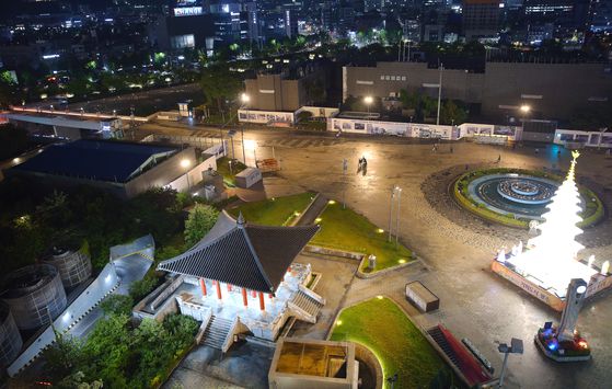 전일빌딩 옥상 전일마루에서 내려다본 5ㆍ18민주광장. 사진 왼쪽 장벽을 두른 건물이 상무관이다.