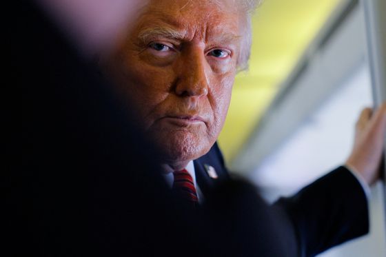 도널드 트럼프 미국 대통령이 14일(현지시간) 카타르 도하로 향하는 에어포스원 기내에서 기자들과 질문을 듣고 있다. 로이터=연합뉴스