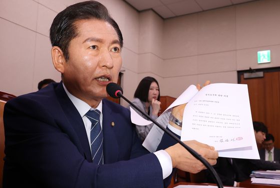 김문수 국민의힘 대통령 후보와 김용태, 권성동 공동선거대책위원장 등이 15일 오후 서울 서초동 대법원 앞에서 열린 사법부수호 및 더불어민주당 규탄대회에서 구호를 외치고 있다. 뉴스1