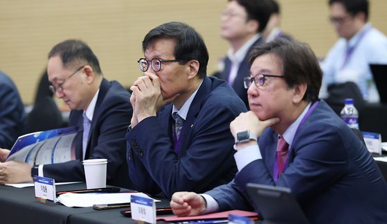이창용 한국은행 총재(가운데), 조동철 한국개발연구원(KDI) 원장(오른쪽)이 15일 오후 세종시 반곡동 한국개발연구원(KDI)에서 열린 '초고령사회의 빈곤과 노동:정책 방향을 묻다' KDI-한국은행 공동 심포지엄에 참석해 주제 영상을 지켜보고 있다. 뉴스1