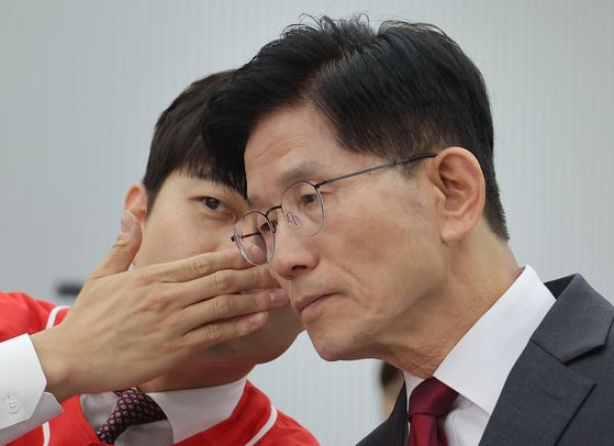 국민의힘 김문수 대선 후보가 15일 서울 여의도 국민의힘 중앙당사에서 열린 대한민국교원조합 대선 정책제안서 전달식에서 김용태 비상대책위원장 지명자와 귀엣말을 하고 있다. 연합뉴스