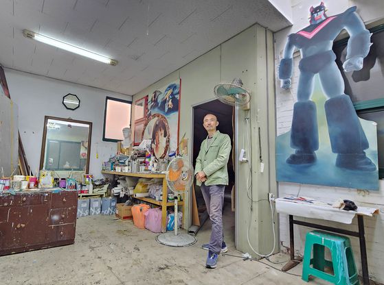 광주극장의 김형수 전무. 극장 간판 그림 앞에서 포즈를 취했다.