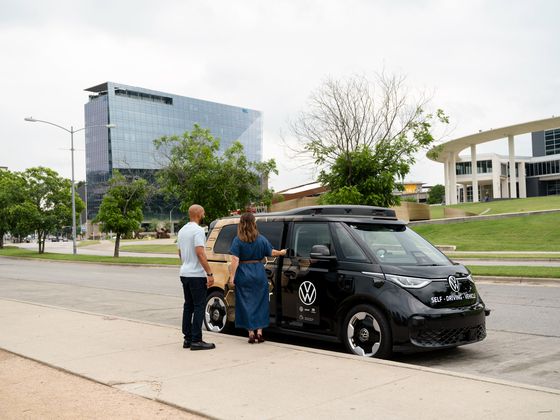 우버는 폭스바겐의 완전 자율주행 전기차 ‘ID 버즈 AV’를 우버 플랫폼에 도입해 내년부터 LA에서 일반인 대상 ‘공유 자율주행 서비스(Shared Autonomous Rides)’를 출시하기로 했다. 사진 우버