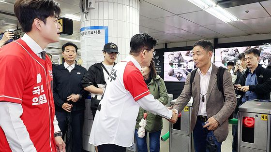 김문수 국민의힘 대통령 후보가 15일 서울 구로구 신도림역에서 김용태 비상대책위원장 지명자와 함께 출근길 시민들에게 인사를 하고 있다. 임현동 기자