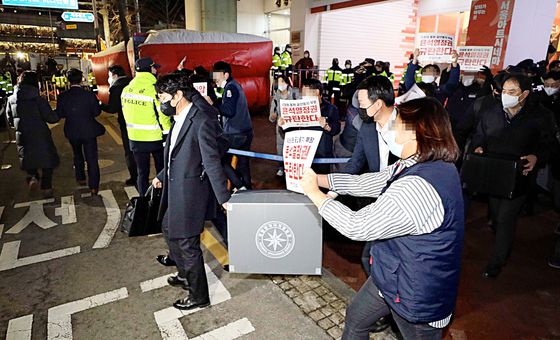 지난 2023년 1월 '간첩단 의혹'과 관련해 압수수색을 마친 국가정보원 관계자들이 서울 정동 민주노총에서 압수물품을 들고 나오고 있다. 뉴시스