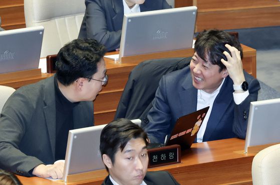 이준석 개혁신당 대선후보가 2024년 12월 2일 국회 본회의장에서 천하람 의원에게 자신의 노트북 화면을 보여주며 웃고 있다. 김성룡 기자