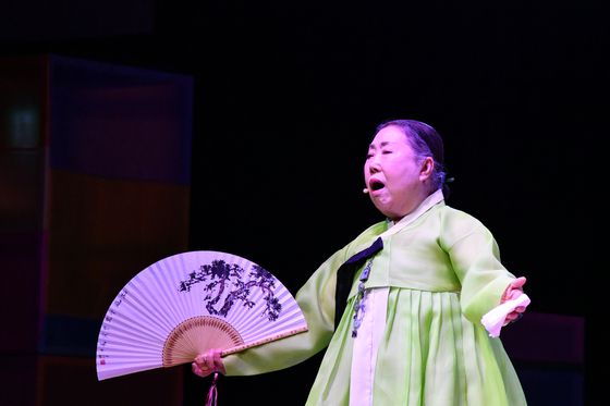 14일 일본 오사카·간사이 엑스포의 페스티벌 스테이션에서 국가유산청 국가유산진흥원이 주최한 ‘코리아 온 스테이지-예인’ 공연을 펼친 국가무형유산 신영희 판소리 보유자. 사진 국가유산청