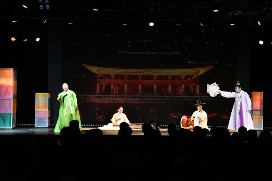 14일 일본 오사카·간사이 엑스포의 페스티벌 스테이션에서 열린 '코리아 온 스테이지-예인’ 공연에서 국가무형유산 신영희 판소리 보유자, 승무 채상묵 보유자, 거문고 산조 이재화 보유자, 판소리고법 조용수 이수자가 합동 공연을 펼치고 있다. 사진 국가유산청