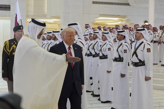 셰이크 타밈 하마드 알 타니 카타르 군주가 트럼프 대통령을 맞이하고 있다. AP=연합뉴스