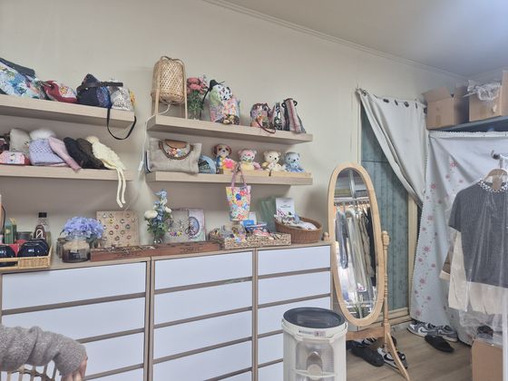 (구)고산초 인근에서 25년간 슈퍼를 운영했던 조윤경(52)씨는 폐교 후 과자 매대를 정리하고 공방으로 업종을 바꿨다. 인형과 가방이 놓인 선반은 원래 과자 매대가 있던 위치다. 오소영 기자