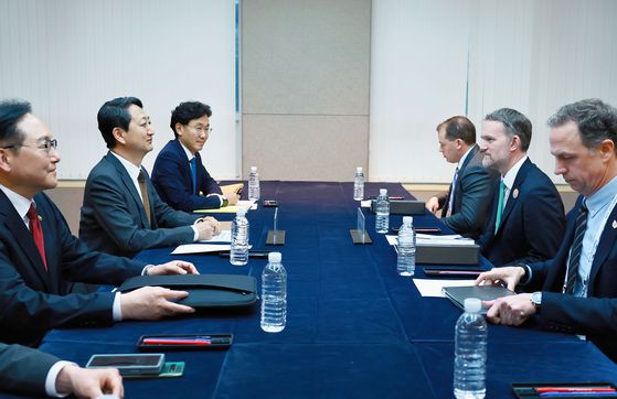 안덕근 산업통상자원부 장관이 16일 제주 서귀포시 제주국제컨벤션센터(ICC)에서 제이미슨 그리어 미국 무역대표부 대표와 면담하고 있다. 연합뉴스