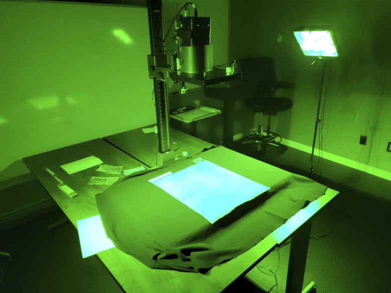 지난해 3월 19일(현지시간) 미국 매사추세츠주 케임브리지에 있는 하버드대 와이즈먼 보존 센터에서 연구원들이 1300년 마그나카르타에 이미징 기술을 사용해 육안으로 볼 수 없는 세부 사항을 연구하는 모습. AP=연합뉴스