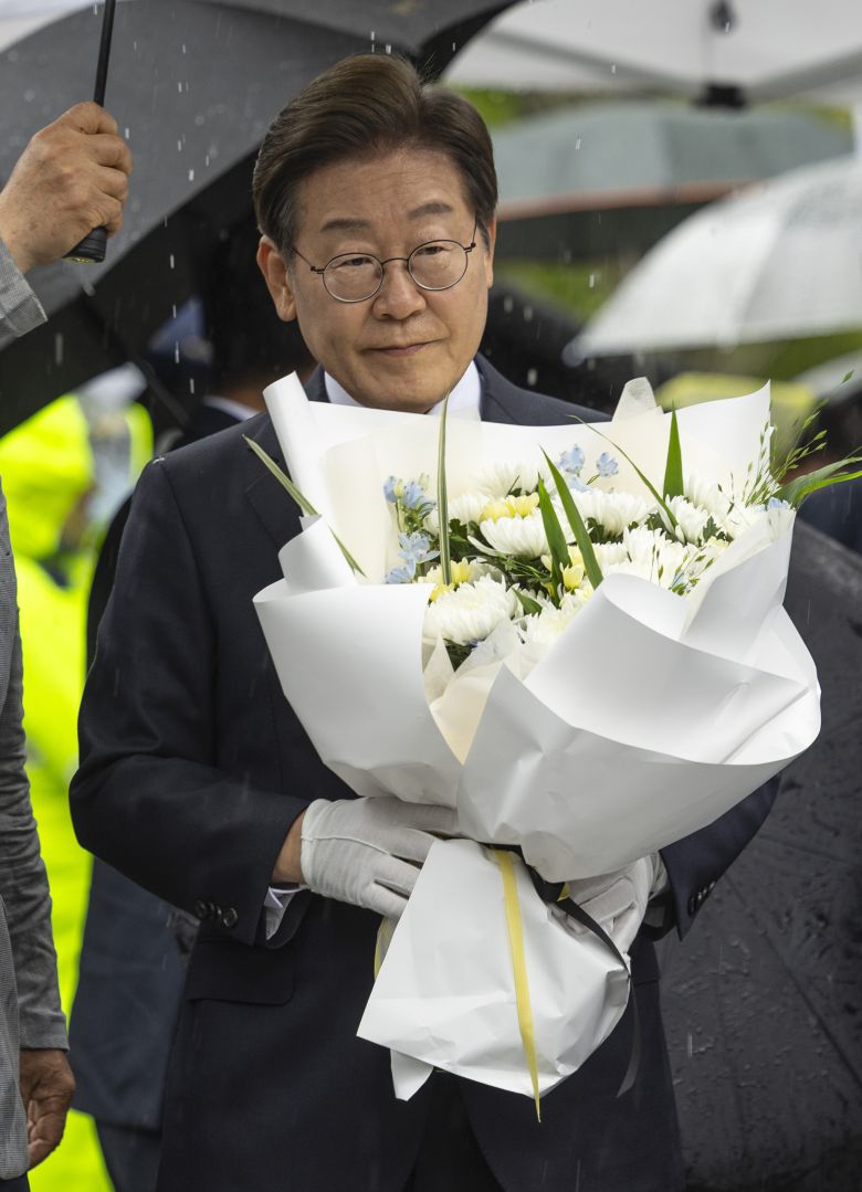 이재명 더불어민주당 대선 후보가 16일 전주 전북대학교 내 고(故) 이세종 열사 추모비를 찾아 헌화하기 위해 이동하고 있다. 김성룡 기자