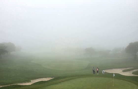 KPGA 투어 SK텔레콤 오픈이 15일에 이어 16일에도 짙은 안개와 폭우로 인해 일정을 중단했다. 사진은 9번 홀 주변을 뒤덮은 안개. 사진 KPGA