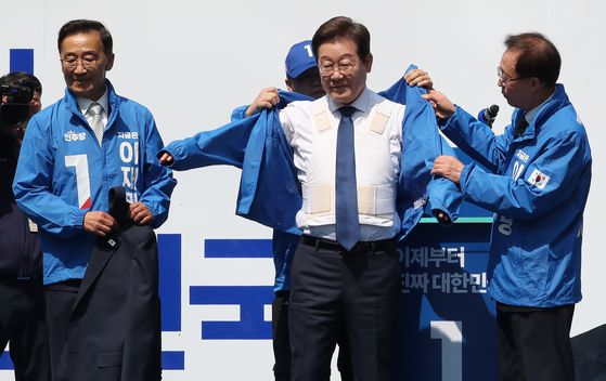 제21대 대통령선거 공식 선거운동 첫날인 지난 12일 더불어민주당 이재명 후보가 서울 종로구 청계광장에서 열린 출정식 및 첫 유세에서 방탄복 위에 선거운동복을 입고 있다. 김성룡 기자