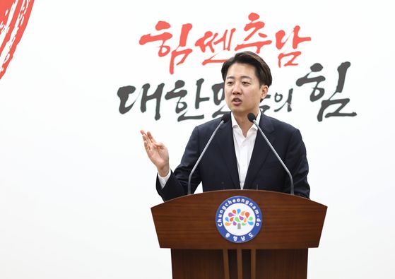 개혁신당 이준석 대선 후보가 16일 충청남도청에서 진행된 언론인과의 간담회에서 발언하고 있다. 연합뉴스