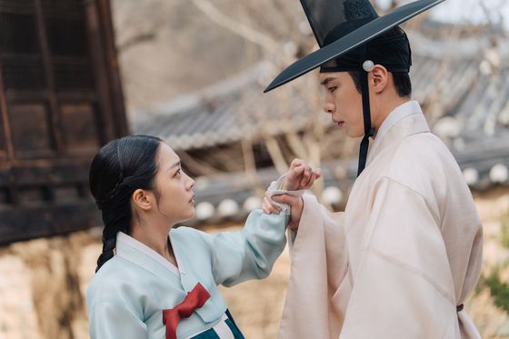 '탄금'은 실종됐던 조선 최대 상단의 아들 ‘홍랑’이 기억을 잃은 채 12년 만에 돌아오고, 이복누이 ‘재이’만이 그의 실체를 의심하는 가운데 둘 사이 싹트는 알 수 없는 감정을 그린 미스터리 멜로 사극이다. 사진 넷플릭스