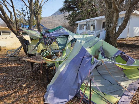 지난 3월 인천 강화도 마리산초에 텐트 3개가 찢어진 채 방치돼 있다. 마리산초는 1999년 폐교 후 2023년까지 문화예술원으로 활용됐다. 박종서 기자