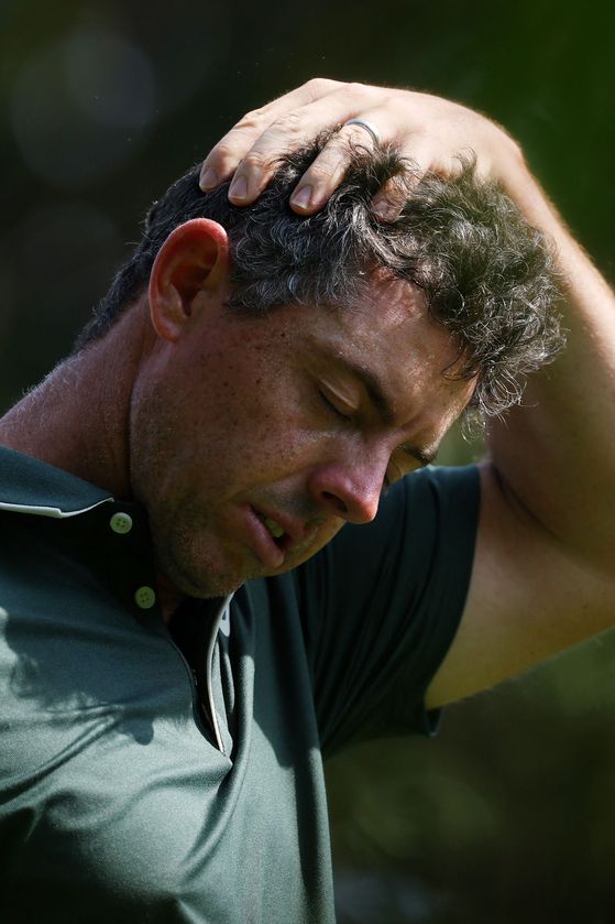 로리 매킬로이가 16번 홀에서 티샷을 왼쪽으로 보낸 후 괴로워하고 있다. AFP=연합뉴스