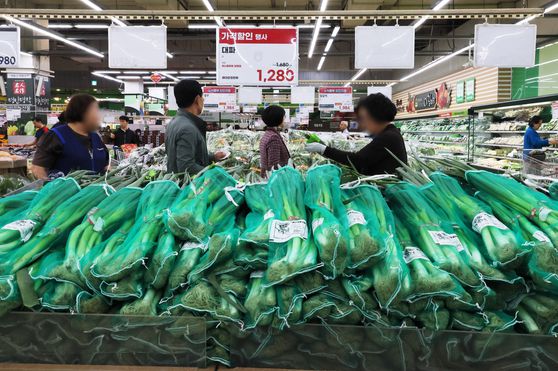 지난 6일 서울 서초구 하나로마트 양재점. 소비자들이 장을 보고 있다. 연합뉴스