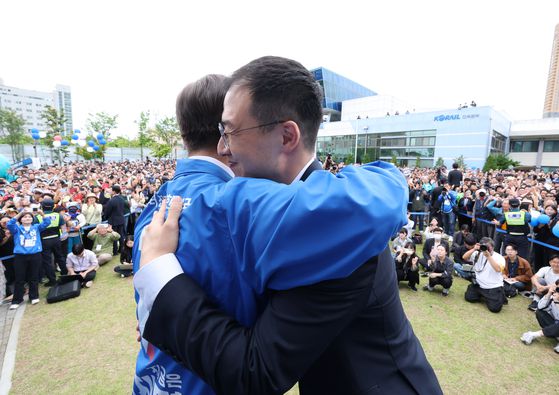 이재명 더불어민주당 대선 후보가 16일 전북 전주시 전북대학교 후문에서 열린 집중유세에서 연설을 마치고 두 손을 번쩍 들어보이고 있다.김성룡 기자