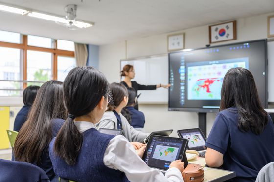 15일 오전 서울 종로구 덕성여자중학교에서 아이패드를 활용한 수업이 진행되고 있다. 사진 애플