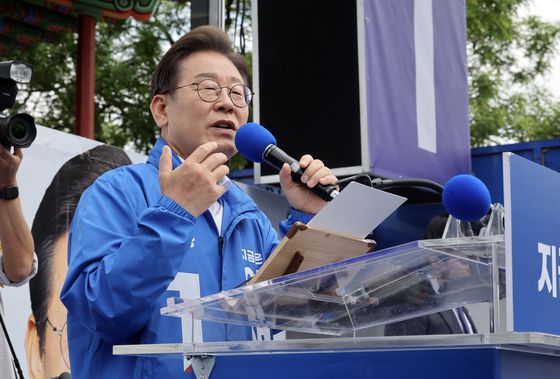 이재명 더불어민주당 대선 후보가 17일 오후 광주광역시 북구 국립 5.18 민주묘역 내 김동수 열사 묘역에서 참배하고 있다. 김성룡 기자