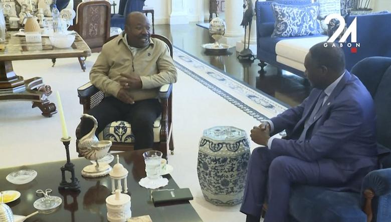 지난 2023년 9월 6일(현지시간) 퇴임한 가봉 대통령 알리 봉고 온딤바(왼쪽)가 리브르빌 관저에서 유엔 중앙아프리카 사무소장 압두 아바리과 대화를 나누고 있다. AFP=연합뉴스
