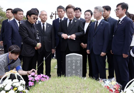 이 후보가 17일 광주 서구 김대중컨벤션센터 광장에서 열린 집중유세에서 국민의힘 탈당 후 개혁신당 정책위의장을 맡았던 김용남 전 의원과 포옹하고 있다. 뉴시스