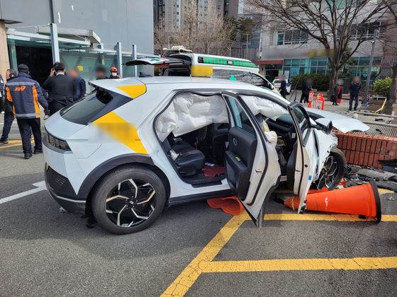 지난 2월 6일 부산 서구 동아대병원 주차장에서 60대 고령 운전자가 몰던 택시가 앞에 있는 차와 접촉 사고를 낸 후 급가속해 경계석을 들이받았다. 이 사고로 택시 운전자가 숨졌다. 사진 부산경찰청