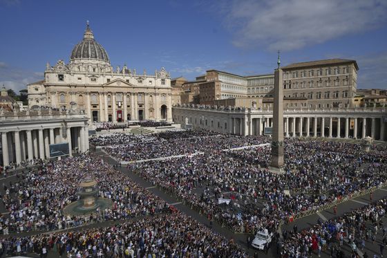 18일(현지시간) 교황 레오 14세의 즉위 미사가 열리는 바티칸의 성 베드로 광장 모습. AP=연합뉴스