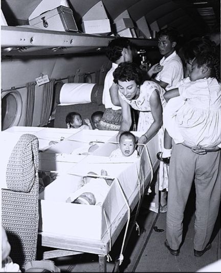 다큐멘터리 '케이 넘버'의 한 장면. 1970~80년대 정부의 지원 하에 입양 기관들이 갈 곳 없는 아이들을 대거 해외로 입양 보냈다. 사진 마노엔터테인먼트