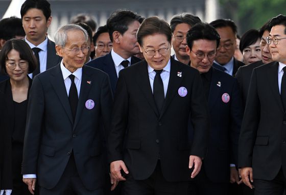 더불어민주당 이재명, 개혁신당 이준석, 민주노동당 권영국 대선 후보 등이 18일 광주광역시 북구 국립 5·18민주묘지에서 열린 5·18민주화운동 45주년 기념식에서 '임을 위한 행진곡'을 제창하고 있다. 연합뉴스